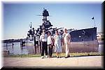 Visita a San Jacinto, atrs un buque de la segunda guerra mundial